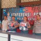 Foto ist: Kapolres Batu AKBP. Dr.Aris Purwanto,SH. Wakapolres Batu Kompol Anton Widodo,SH beserta Kasatreskrim Batu AKP. Zaenal Arifin, Ps.Kasi Humas M. Huda Rohman lakukan konferensi Pers.
