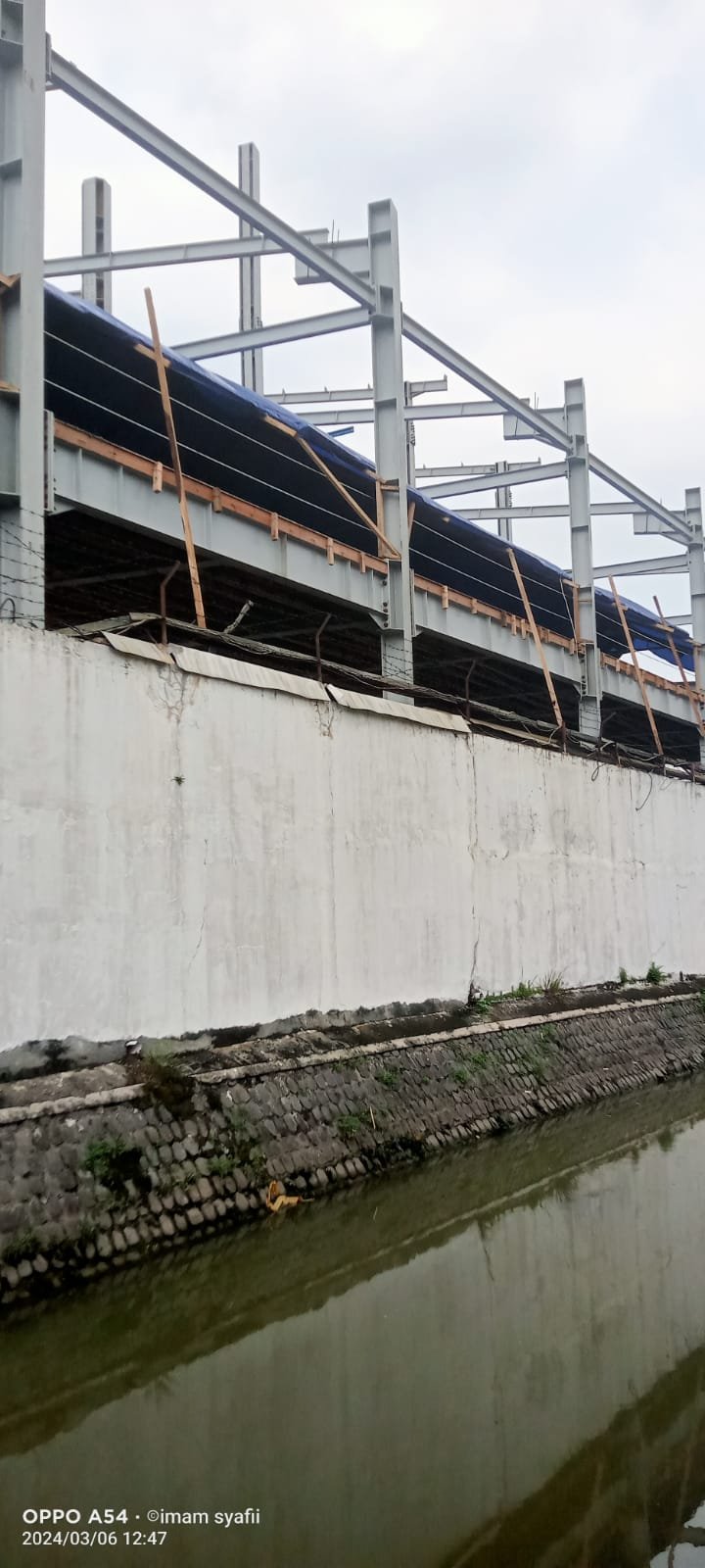 Tim teknis BBWS Brantas bersama Satpol PP Sidoarjo saat melakukan peninjauan lokasi yang dilaporkan berada di area sempadan Saluran Buang (Afvour) Karangbong, Desa Tebel, Kecamatan Gedangan.