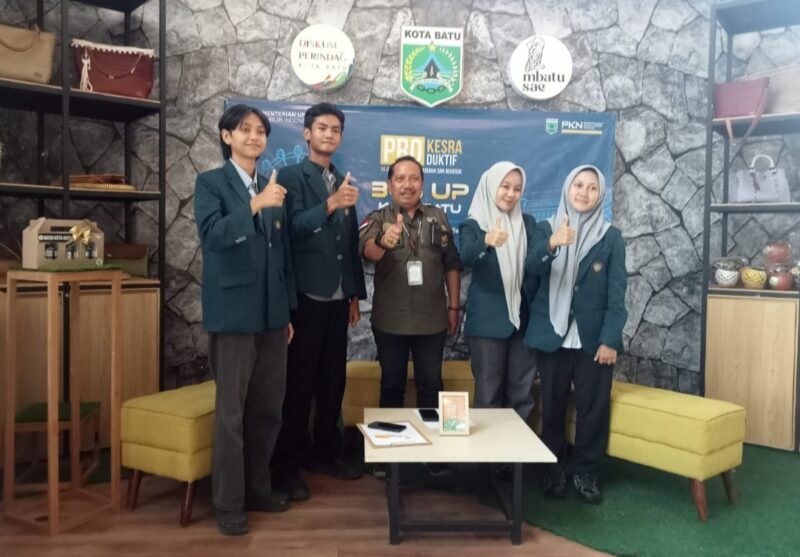 Foto ist: Tengah Sekretaris PPA-BIRR, Heru Iswanto (Wanto) foto bersama dengan Mahasiswa UB Malang usai acara Podcash. di gedung PLUT Kota Batu