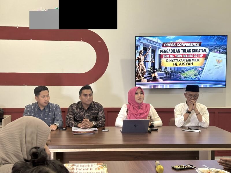 Anggota DPD RI asal Jawa Timur, Dr. Lia Istifhama (Ning Lia), saat menyampaikan keterangan terkait perjalanan sengketa tanah keluarga Hj. Aisyah dalam konferensi pers di Surabaya, Jumat (2/10/2026).