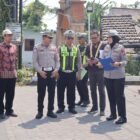 Foto: Tim gabungan Polres Gresik, Ditlantas Polda Jatim, pakar transportasi ITS, dan instansi terkait saat melakukan survei titik rawan kecelakaan (blackspot) di Jalan Raya Krikilan, Driyorejo, Gresik.