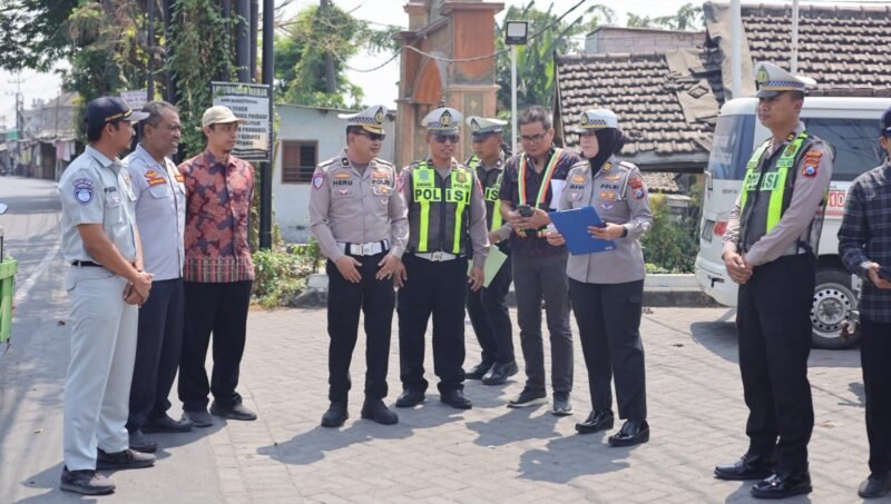 Foto: Tim gabungan Polres Gresik, Ditlantas Polda Jatim, pakar transportasi ITS, dan instansi terkait saat melakukan survei titik rawan kecelakaan (blackspot) di Jalan Raya Krikilan, Driyorejo, Gresik.