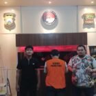 Petugas Satresnarkoba Polrestabes Surabaya mengamankan tersangka ROS beserta 17 paket sabu dan sejumlah barang bukti lainnya dalam pengungkapan dugaan peredaran narkotika di kawasan Dupak Timur, Surabaya