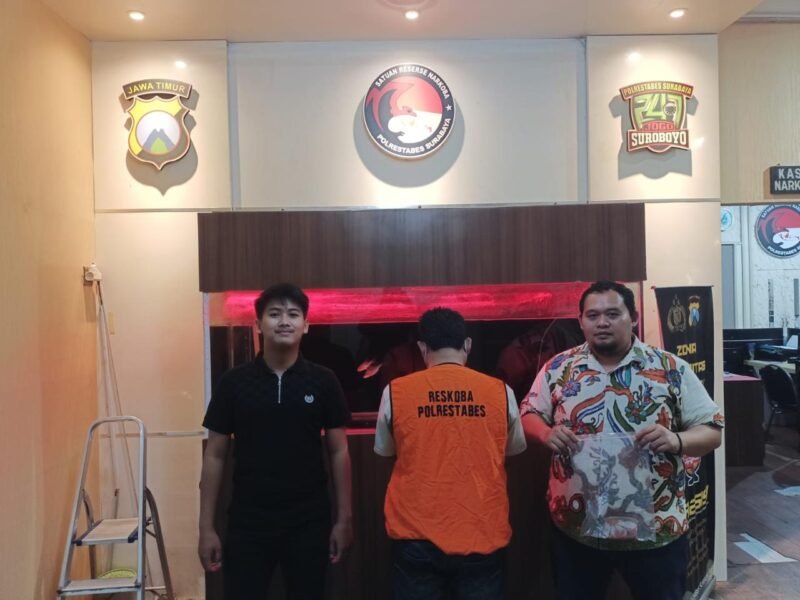 Petugas Satresnarkoba Polrestabes Surabaya mengamankan tersangka ROS beserta 17 paket sabu dan sejumlah barang bukti lainnya dalam pengungkapan dugaan peredaran narkotika di kawasan Dupak Timur, Surabaya