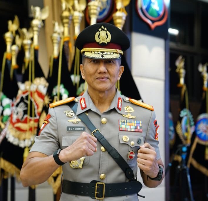 IRJEN POL SUHENDRI RESMI JADI KAPOLDA KEPRI, KOMJEN POL ASEP SAFRUDIN EMBAN