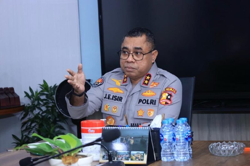 Foto: Kadiv Humas Polri Irjen Pol Johnny Eddizon Isir menyampaikan penjelasan terkait tagline baru “Polisi Bersama Masyarakat” yang menegaskan komitmen Polri untuk hadir, melayani, dan bekerja bersama masyarakat.