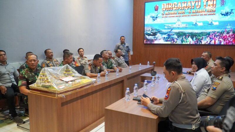 Wakapolrestabes Surabaya AKBP Rosyid Hartanto menyerahkan nasi tumpeng kepada jajaran Kodim 0830/Surabaya dalam kejutan HUT ke-81 TNI, Senin (5/10/2026).