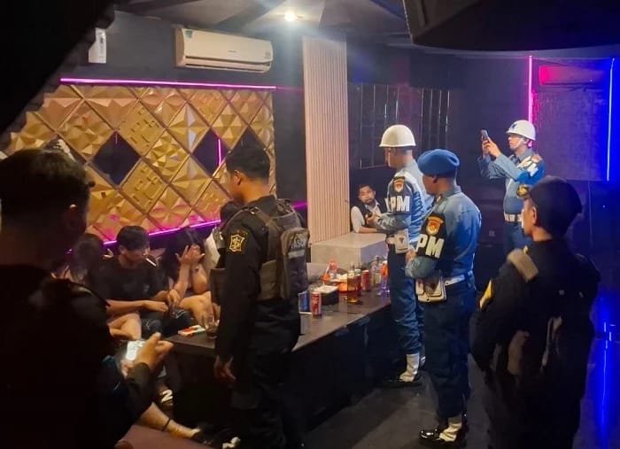 foto: Personel gabungan TNI, Polri dan instansi terkait saat menggelar razia di sejumlah RHU di Kota Surabaya, Sabtu (4/10/2026) malam.