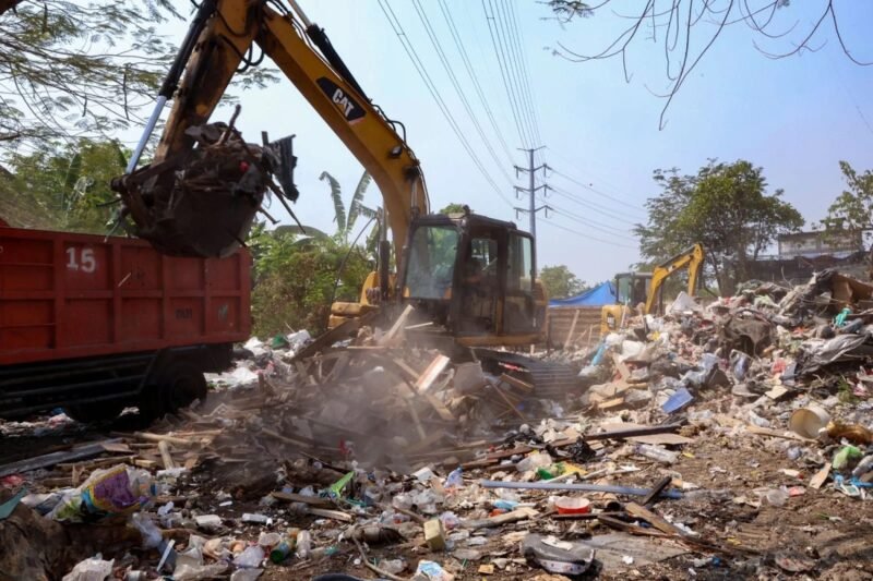 Petugas Pemkot Surabaya melakukan penertiban aktivitas pengelolaan sampah tanpa izin di kawasan Keputih, Kecamatan Sukolilo. Penataan dilakukan bertahap setelah ditemukan 97 persil yang digunakan untuk aktivitas pengelolaan sampah tanpa izin.