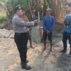 Personel Polsek Talang melakukan patroli dan memberikan edukasi kepada masyarakat sebagai langkah pencegahan kebakaran lahan di sekitar kawasan jalan tol, Desa Gembong Kulon, Kecamatan Talang, Kabupaten Tegal.