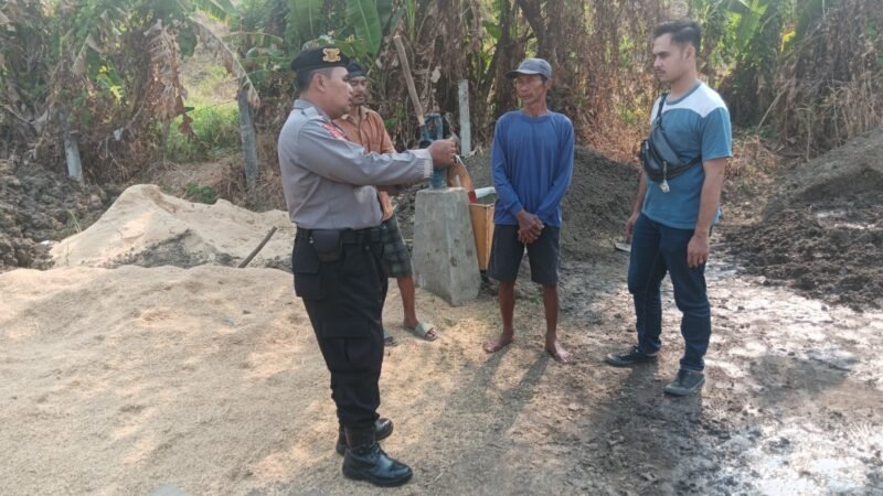 Personel Polsek Talang melakukan patroli dan memberikan edukasi kepada masyarakat sebagai langkah pencegahan kebakaran lahan di sekitar kawasan jalan tol, Desa Gembong Kulon, Kecamatan Talang, Kabupaten Tegal.