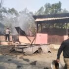 Foto: Personel Polsek Dukuhturi bersama petugas pemadam kebakaran dan warga saat menangani kebakaran warung kosong di Desa Dukuhturi, Kabupaten Tegal.