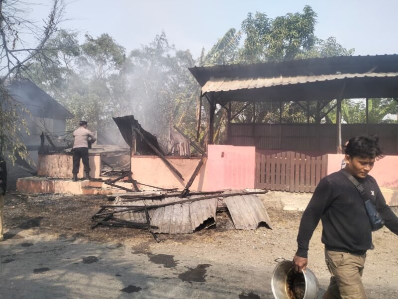 Foto: Personel Polsek Dukuhturi bersama petugas pemadam kebakaran dan warga saat menangani kebakaran warung kosong di Desa Dukuhturi, Kabupaten Tegal.