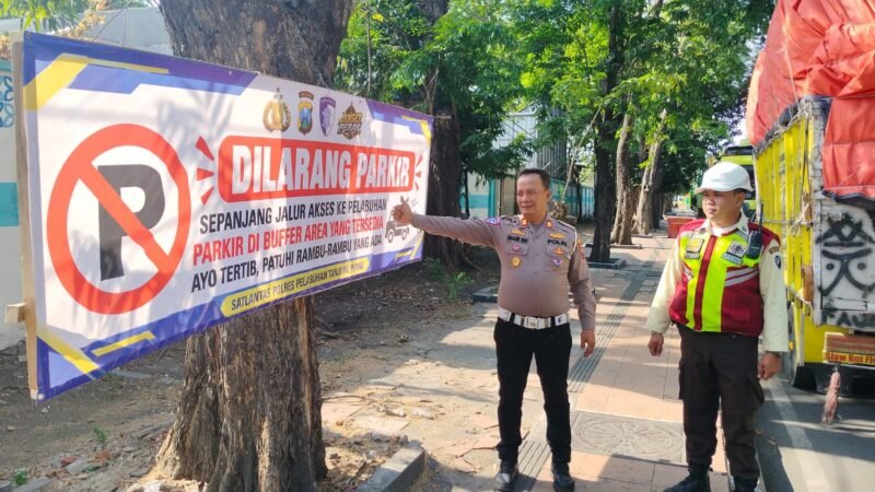 Foto: Petugas Satlantas Polres Pelabuhan Tanjung Perak bersama Satpam Pelindo memasang banner larangan parkir di sepanjang Jalan Perak Barat, Surabaya, Selasa (6/10/2026), sebagai upaya menjaga Kamseltibcarlantas.
