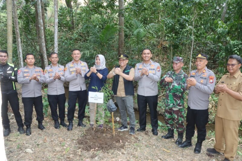 Kapolres Trenggalek AKBP Rizky Tri Putra Erryka Adi Wijaya bersama jajaran dan stakeholder melakukan penanaman pohon serta pelepasliaran satwa dalam program Ecology Policing di kawasan mata air Sumbergedong, Gandusari, Trenggalek.