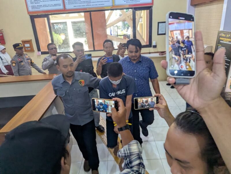 Polisi mengamankan tersangka kasus dugaan kekerasan seksual terhadap anak di Kota Probolinggo. (Dok. Polres Probolinggo Kota)