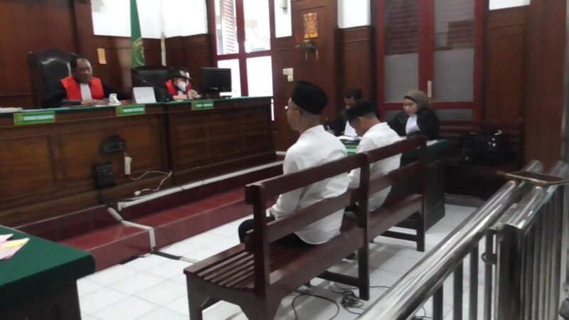 Rekaman CCTV diputar dalam persidangan perkara dugaan pengeroyokan terhadap Louis Prasetya di gudang Agrimax, Surabaya.