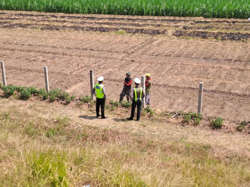 foto: Polsek Bumijawa bersama Perhutani dan unsur terkait saat memberikan sosialisasi pengelolaan lahan kawasan hutan kepada masyarakat.