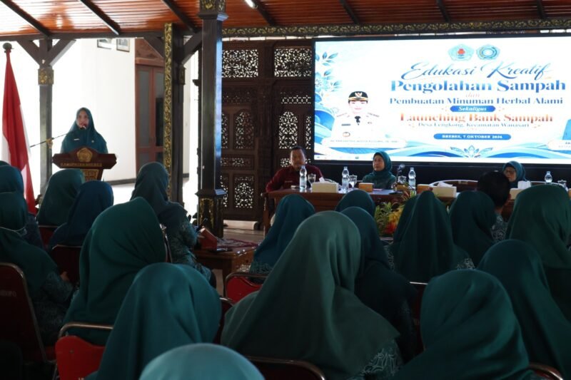 Kader PKK Kabupaten Brebes mengikuti edukasi pengelolaan sampah dan pembuatan minuman herbal alami sekaligus launching Bank Sampah Desa Lengkong di Pendopo Kabupaten Brebes, Rabu (7/10/2026).