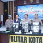 Wakapolres Blitar Kota Kompol Subiyantana didampingi Kasat Resnarkoba Iptu Bambang Dwi Wahyono saat menyampaikan pengungkapan kasus narkotika dan obat keras berbahaya.