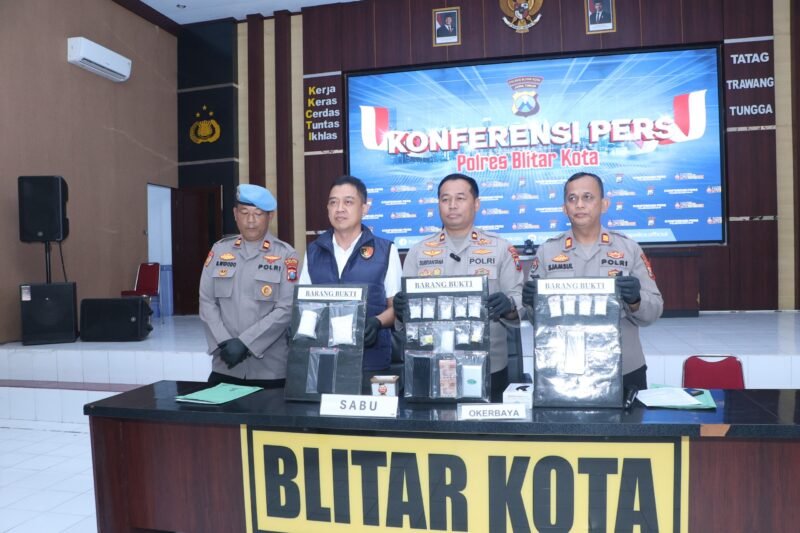 Wakapolres Blitar Kota Kompol Subiyantana didampingi Kasat Resnarkoba Iptu Bambang Dwi Wahyono saat menyampaikan pengungkapan kasus narkotika dan obat keras berbahaya.
