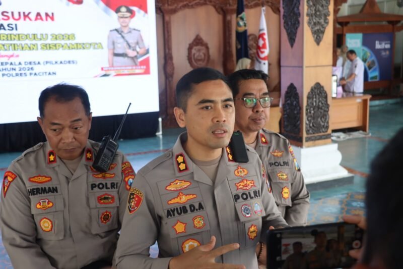 Kapolres Pacitan AKBP Ayub Diponegoro Azhar memimpin Apel Gelar Pasukan Operasi Mantap Praja Grindulu 2026 dan Sispamkota untuk pengamanan Pilkades serentak 2026 di Kabupaten Pacitan.