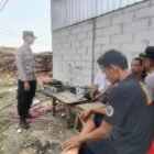 Petugas Polsek Adiwerna memberikan edukasi kepada warga Desa Harjosari Kidul terkait pencegahan kebakaran lahan dan persawahan.