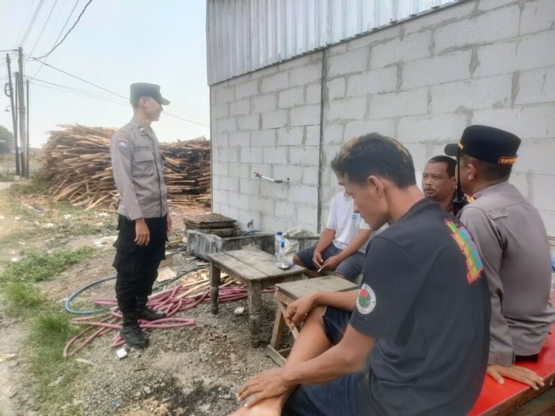 Petugas Polsek Adiwerna memberikan edukasi kepada warga Desa Harjosari Kidul terkait pencegahan kebakaran lahan dan persawahan.