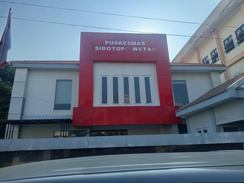Warga saat membawa ibunya untuk mendapatkan pelayanan kesehatan di Puskesmas Sidotopo Wetan, Surabaya.