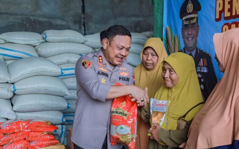 Kapolres Jember AKBP Alaiddin bersama jajaran dan pihak Bulog saat pelepasan pengiriman perdana hasil panen jagung Gapoktan binaan Polres Jember di Kecamatan Puger.