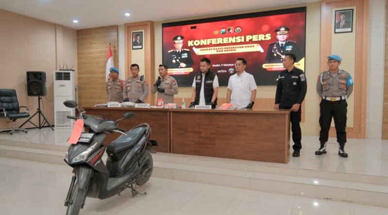 Kapolres Kediri AKBP Dr. Muh. Wahyudin Latif saat menyampaikan pengungkapan dua kasus kematian bayi dalam konferensi pers di Mapolres Kediri.
