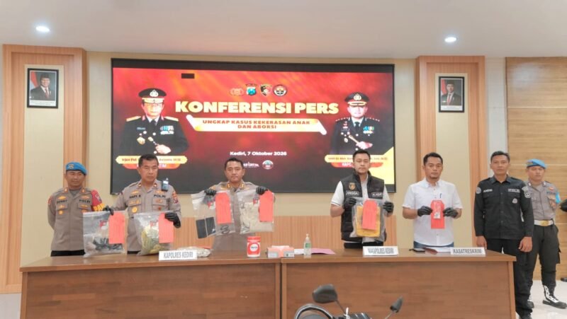 Kapolres Kediri AKBP Dr. Muh. Wahyudin Latif saat memaparkan pengungkapan dua kasus kematian bayi dalam konferensi pers di Mapolres Kediri.