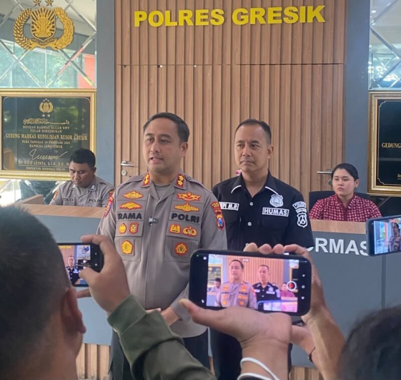 Kapolres Gresik AKBP Ramadhan Nasution saat merespons laporan warga yang mengaku menjadi korban dugaan pemerasan dan pengancaman oleh debt collector pinjol.