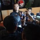 Petugas Satresnarkoba Polres Pelabuhan Tanjung Perak mengamankan tersangka A.Y. beserta barang bukti sabu seberat bruto 95,44 gram.