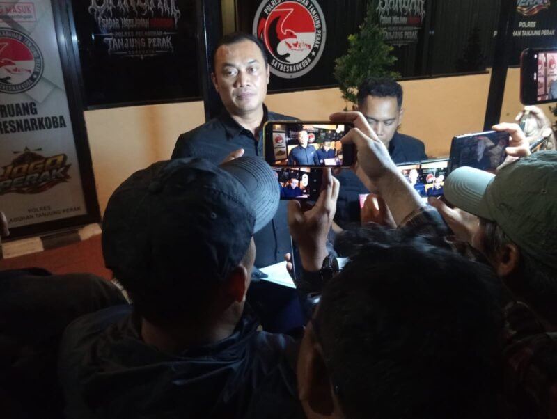 Petugas Satresnarkoba Polres Pelabuhan Tanjung Perak mengamankan tersangka A.Y. beserta barang bukti sabu seberat bruto 95,44 gram.