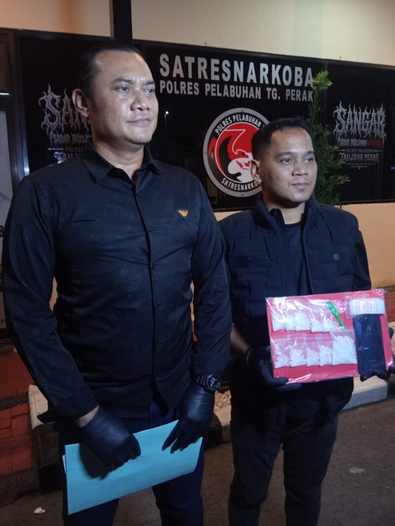 Petugas Satresnarkoba Polres Pelabuhan Tanjung Perak mengamankan tersangka A.Y. beserta barang bukti sabu seberat bruto 95,44 gram.