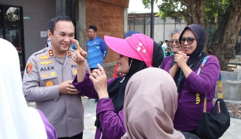 foto: Wakapolresta Malang Kota AKBP Alex Sandi Siregar bersama jajaran kepolisian saat kegiatan sarapan bersama dan pemeriksaan kesehatan gratis bagi masyarakat di kawasan Balearjosari, Kecamatan Blimbing, Kota Malang.