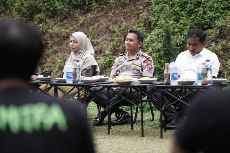 Foto: Kasat Lantas Polres Mojokerto AKP Bernardus Bagas Simarmata saat mengikuti Focus Group Discussion (FGD) bersama perwakilan instansi terkait, manajemen Gojek, dan mitra pengemudi transportasi online di Kecamatan Trawas, Kabupaten Mojokerto.