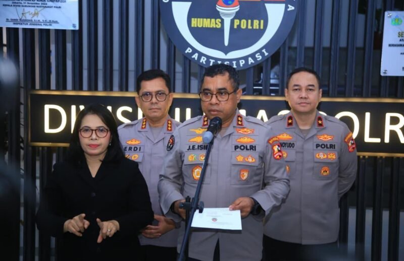 foto: Kadiv Humas Polri Irjen Pol Johnny Eddizon Isir menyampaikan mutasi 199 personel Polri sebagai bagian dari penyegaran organisasi, pembinaan karier, dan penguatan kinerja institusi.