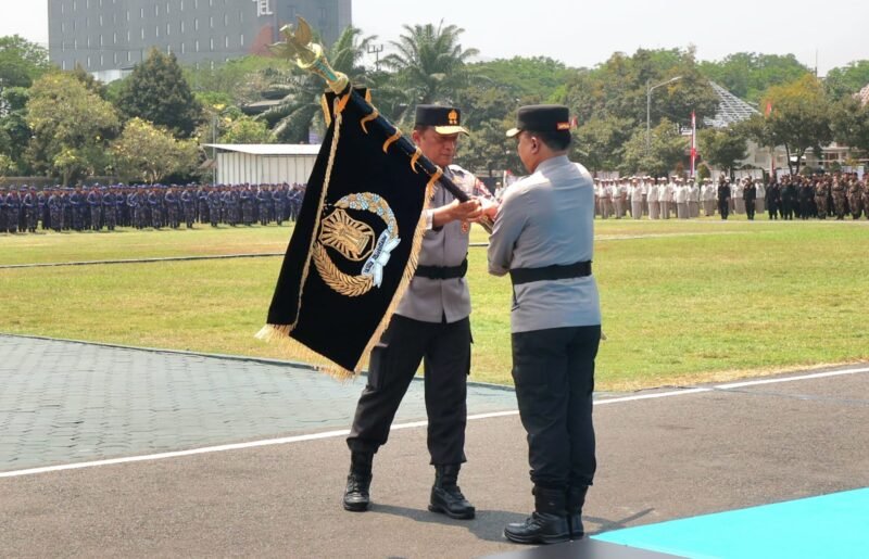 Pataka Polda Jatim Diserahkan ke Irjen Dekananto