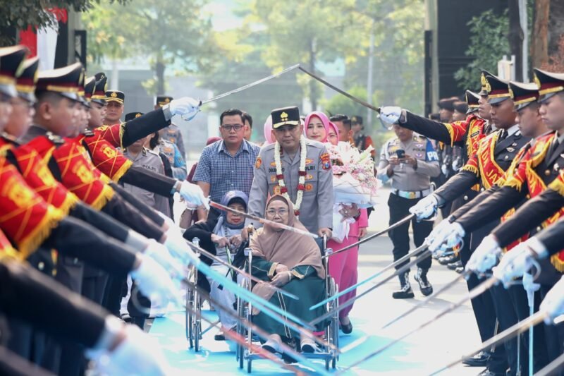 foto: Irjen Pol Dekananto Eko Purwono bersama istri mengikuti prosesi penyambutan Kapolda Jawa Timur di Mapolda Jatim, Minggu (11/10/2026).