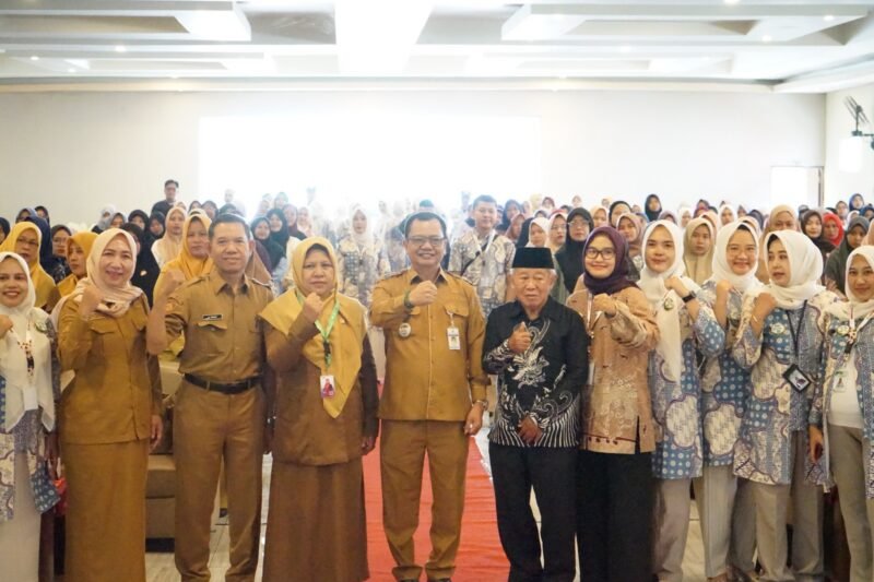 Foto: Wakil Bupati Brebes Wurja bersama RSU Siti Asiyah Bumiayu menggelar program CSR bagi ibu hamil melalui pemeriksaan kesehatan gratis, penyuluhan gizi, dan pemberian paket nutrisi di Hotel Grand Dian Bumiayu, Senin (12/10/2026).