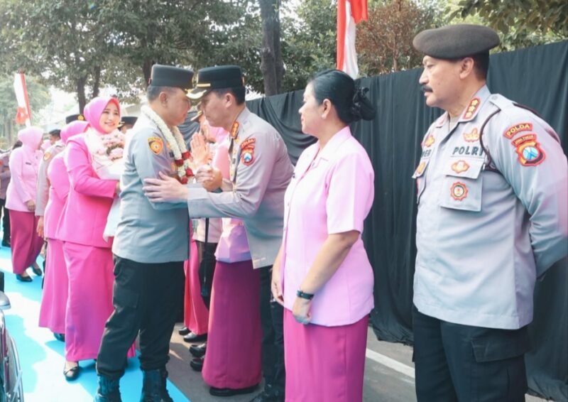 Foto ist: Kapolda Jatim yang baru menjabat Irjen Pol Dekananto sesuai sertijab