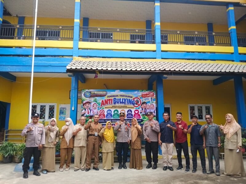Personel Polsek Adiwerna memberikan edukasi pembinaan karakter, kedisiplinan, dan pencegahan perundungan kepada siswa SD Muhammadiyah Pesarean, Kecamatan Adiwerna, Kabupaten Tegal.