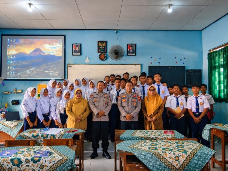 Kanit Binmas Polsek Dukuhturi Aiptu Setio Utomo saat memberikan sosialisasi penerimaan siswa baru SMA Taruna Kemala Bhayangkara kepada siswa SMP Negeri 02 Dukuhturi, Kabupaten Tegal.