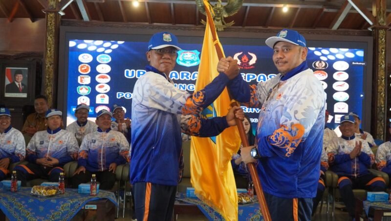 Foto: Wali Kota Tegal Dedy Yon Supriyono melepas kontingen Kota Tegal yang akan berlaga pada Porprov XVII Jawa Tengah 2026 di Pendopo Ki Gede Sebayu, Selasa (13/10/2026).