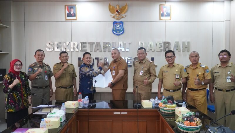 Wali Kota Tegal Dedy Yon Supriyono saat membacakan keputusan RUPSLB terkait penetapan Tanto, S.Pl sebagai Direktur Utama PT BPR Bank Bahari Kota Tegal (Perseroda), Selasa (13/10/2026).