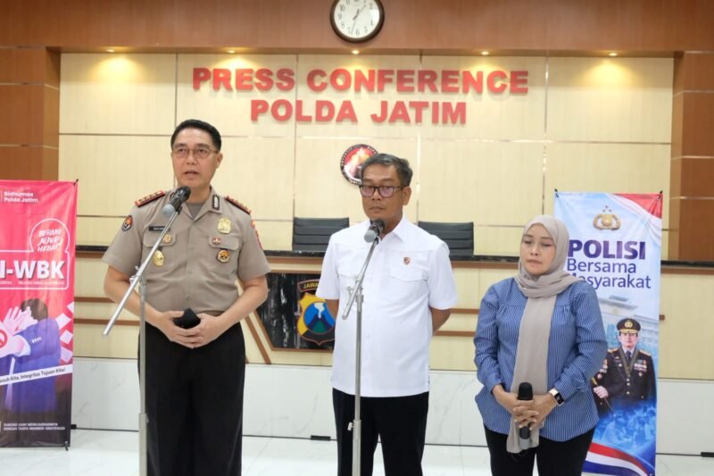 foto: Kabid Humas Polda Jatim Kombes Pol Jules Abraham Abast bersama Dirreskrimum Kombes Pol Roy Hutton Marulamrata Sihombing menyampaikan perkembangan penanganan perkara dugaan penipuan arisan Meow.