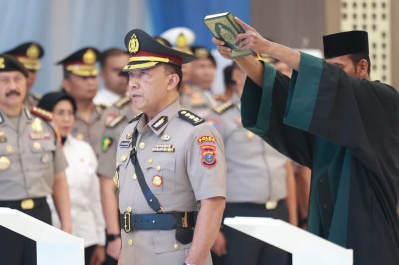 foto: Kapolda Jatim Irjen Pol Dekananto Eko Purwono memimpin pelantikan Wakapolda dan serah terima jabatan sejumlah Kapolres di Gedung Mahameru Mapolda Jatim, Senin (12/10/2026).