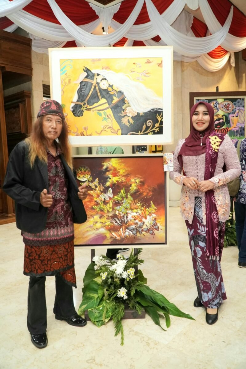 Ning Lia Nikmati Karya Seniman Lokal, Ingatkan Pentingnya Merawat Budaya